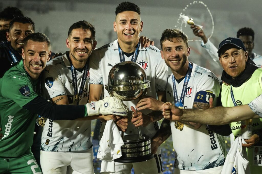 Jugadores de Liga de Quito con la Copa Sudamericana 2023.
