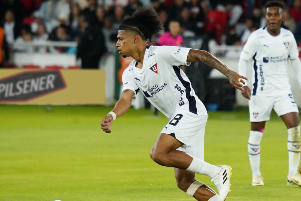 Marco Angulo en un partido con Liga de Quito en la Liga Pro 2024.