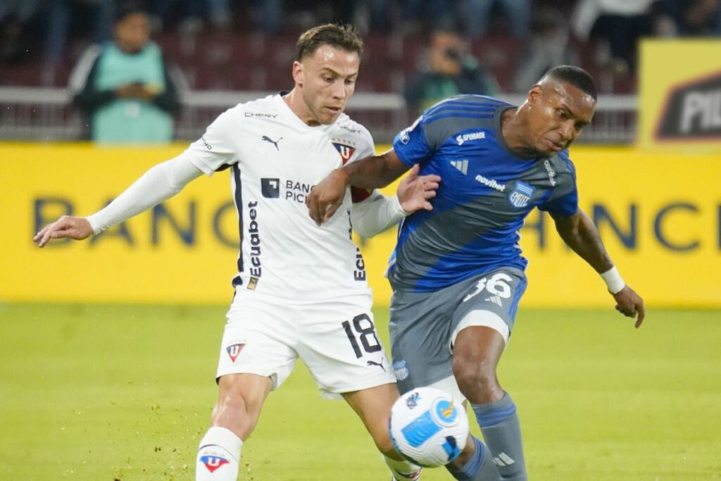 Liga de Quito y Emelec en el partido de la primera etapa de la Liga Pro 2024.