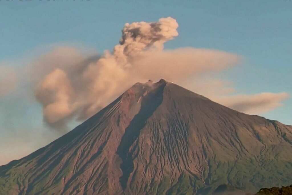 El volcán Sangay registra un aumento de actividad con emisión de ceniza.
