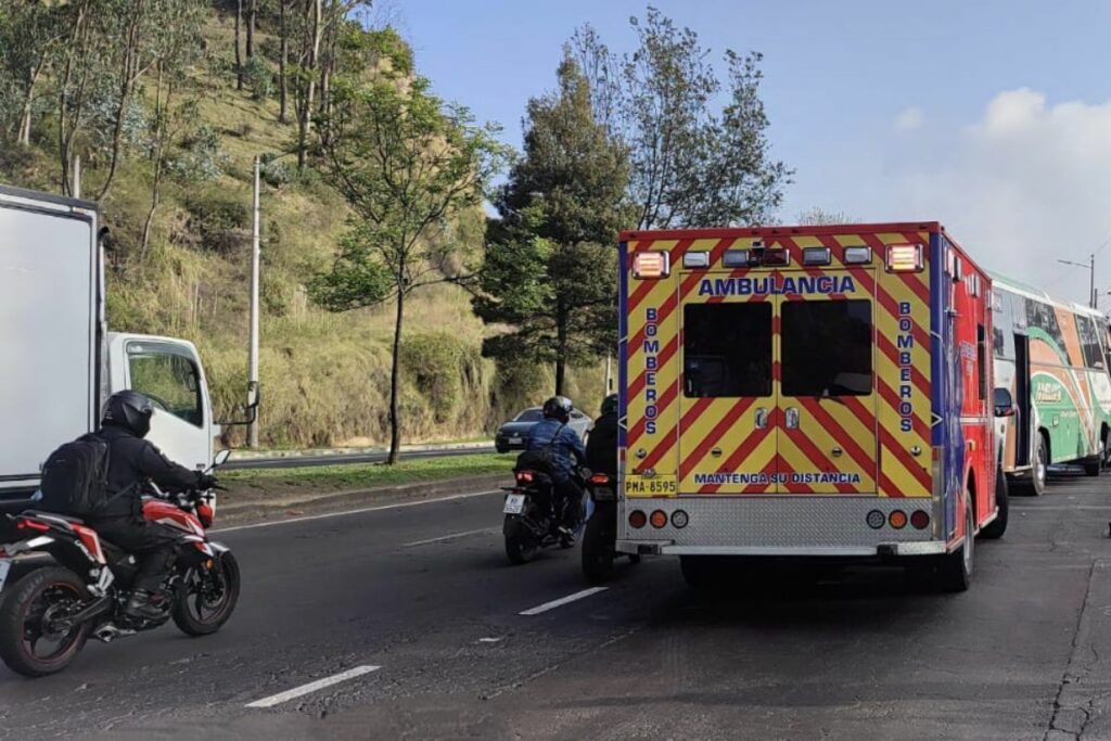 El Cuerpo de Bomberos brinda asistencia a las personas afectadas.