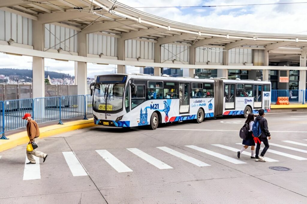 Horarios del transporte público y revisión vehicular en Quito por el ...