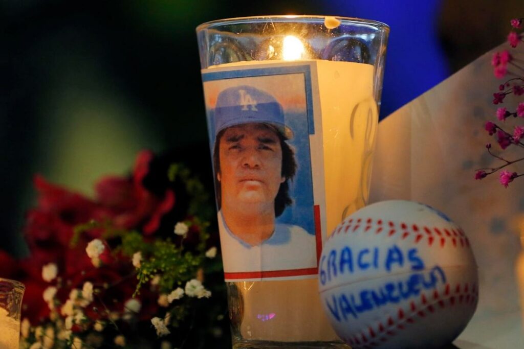 Fotografía de una ofrenda en la estatua del beisbolista mexicano Fernando Valenzuela, en el estadio Panamericano de Béisbol, en Guadalajara (México).