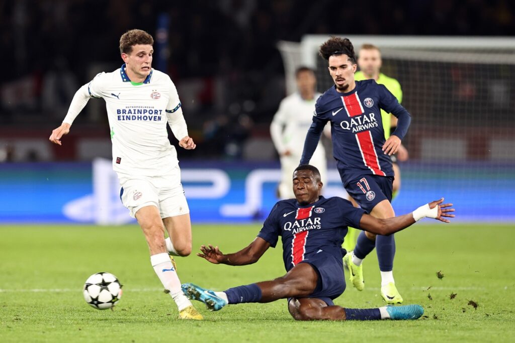 Willian Pacho (centro y abajo) disputa un balón con el PSG ante el PSV en la Champions League.