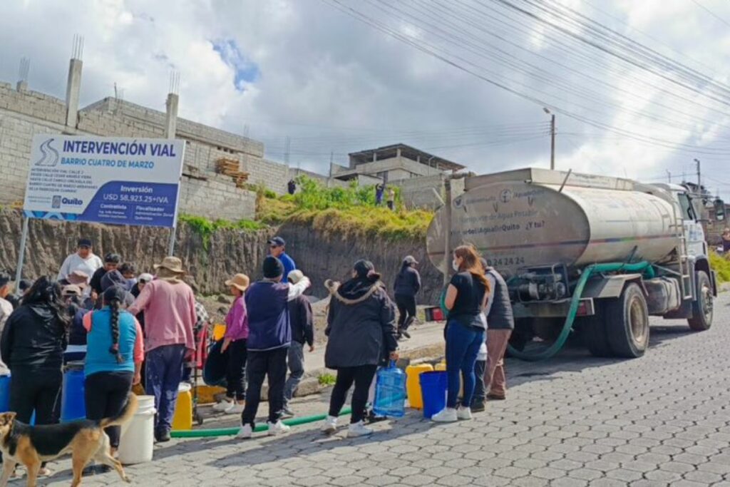 La Epmaps surte agua mediante tanqueros en los barrios afectados con cortes de agua.