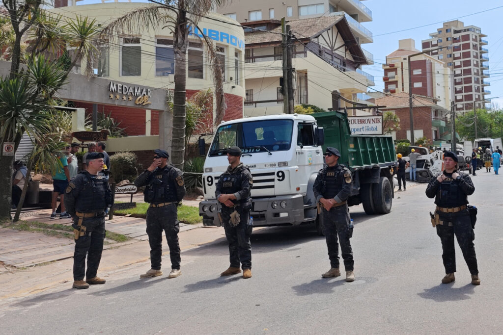 Miembros de la Policía custodian la calle en la que se derrumbó un edificio este martes, en Villa Gesell.