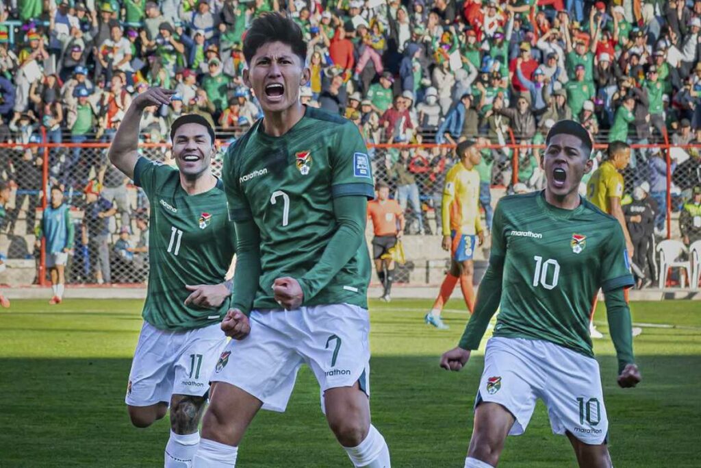 Miguel Terceros (c) es una de las figuras de Bolivia en las eliminatorias al Mundial 2026.