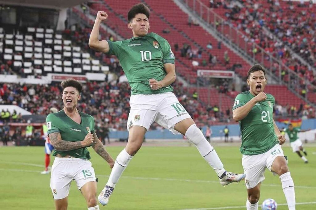 Gabriel Villamil (i), Miguel Terceros y José Sagredo en las eliminatorias al Mundial 2026.