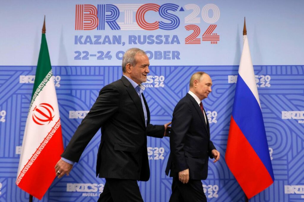 El presidente ruso, Vladimir Putin (derecha), da la bienvenida al presidente iraní, Masoud Pezeshkian, antes de su reunión al margen de la cumbre de los BRICS en Kazán, Rusia.