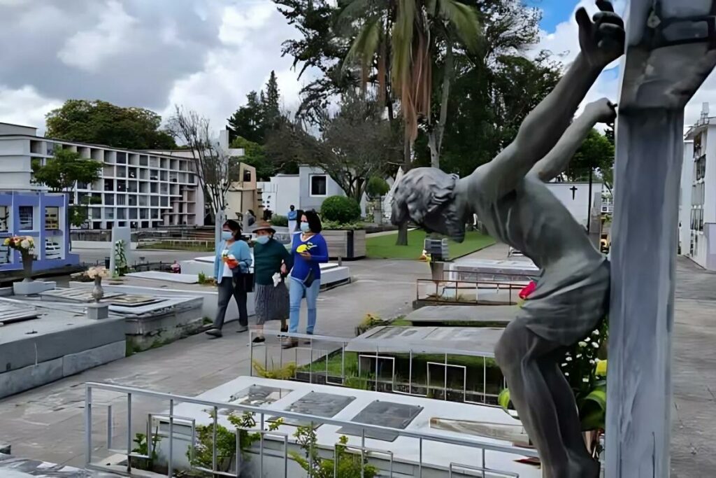 La visita a cementerios es una de las tradiciones que se realiza en el feriado de Difuntos