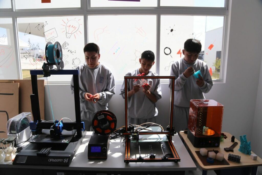 Estudiantes de Ecuador tienen nuevos horarios por cortes de luz.