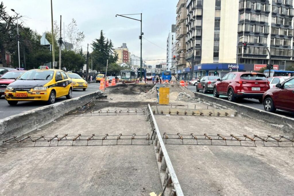La pavimentación del carril exclusivo de la Ecovía avanza a la Colón.