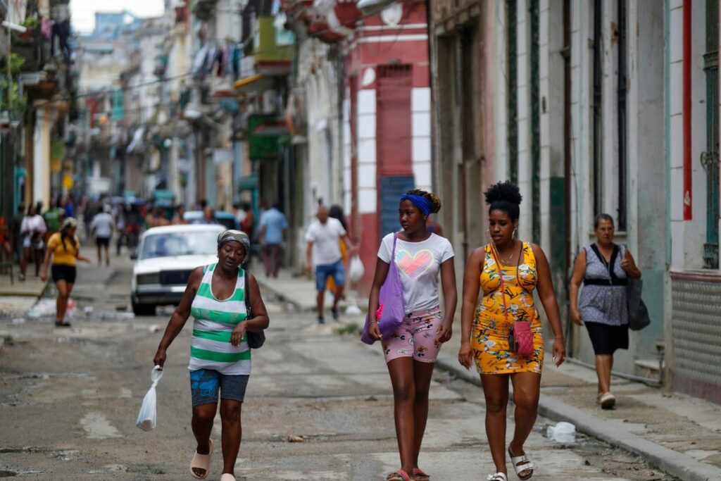 Personas caminan por una calle del centro en La Habana (Cuba).