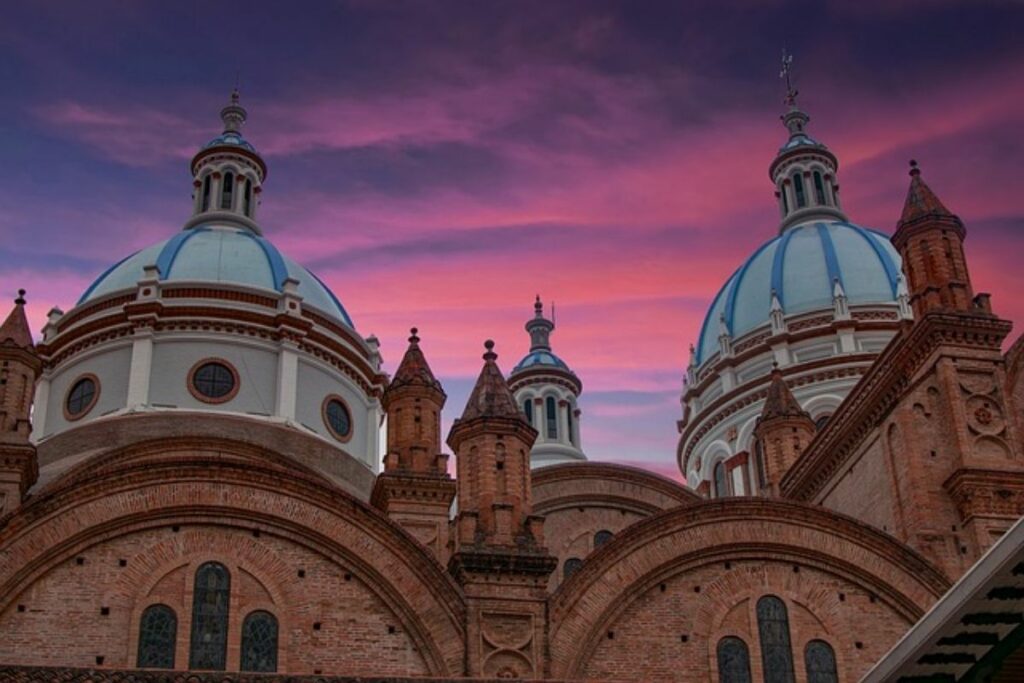 Cuenca, la capital de Azuay, es valorada por su belleza arquitectónica y sus lugares turísticos