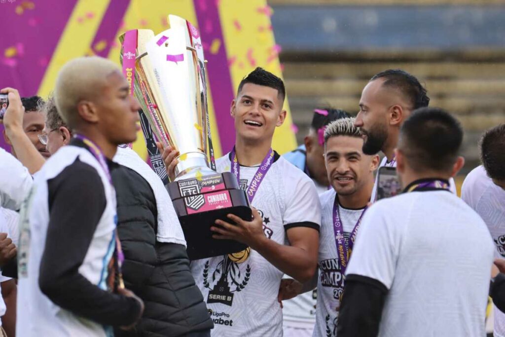 Jugadores de Cuniburo con el trofeo de campeón de la Serie B 2024.