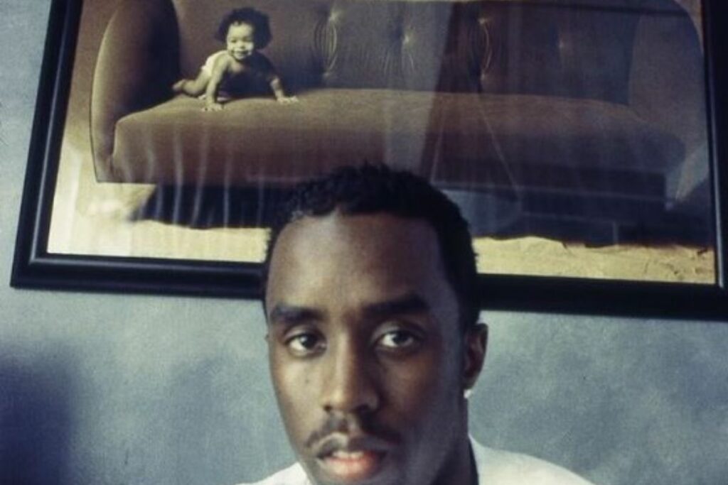 P. Diddy con una fotografía suya de niño. Foto: X @ElCopyMaster