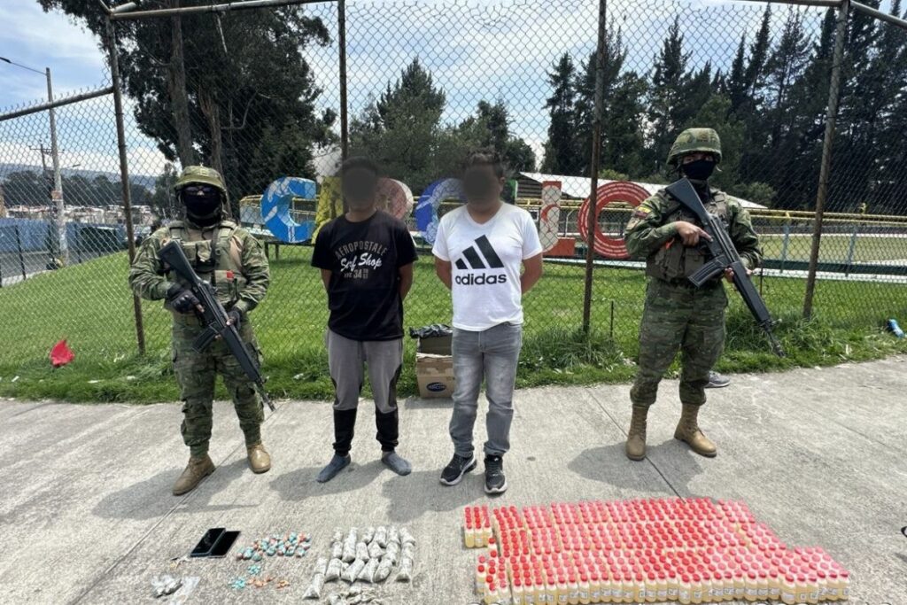 Militares ubicaron a personas que llevaban sustancias ilícitas, en Quito.