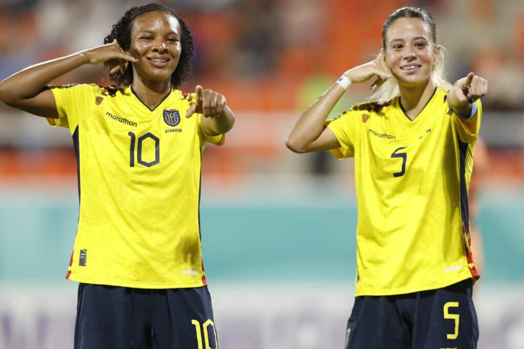 Doménica Arboleda (i) y Fiorella Pico con Ecuador en el Mundial 2024.