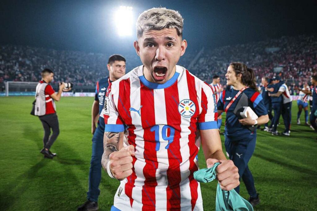 Julio César Enciso con la Selección de Paraguay.