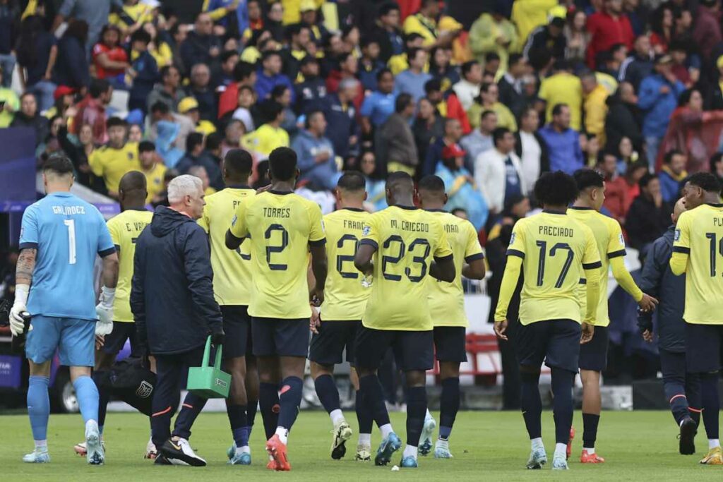 Jugadores de la Selección de Ecuador en el Rodrigo Paz Delgado en octubre de 2024.