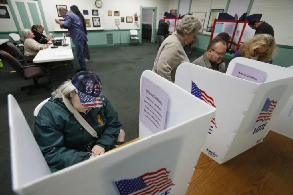 Votantes estadounidenses en un centro electoral en Freedom Freedom, Ohio, EE. UU.