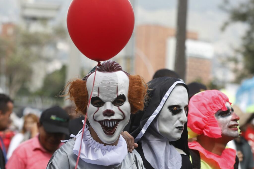 Personas participan en un festival de disfraces en Medellín.