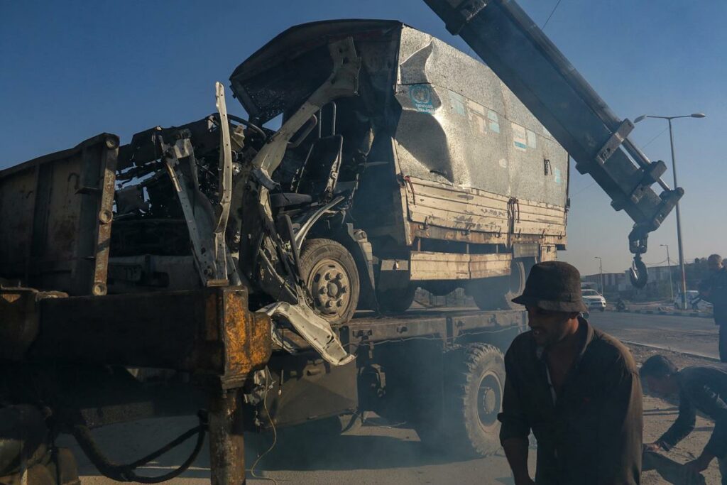 Un camión destruido que fue utilizado por trabajadores de la Agencia de Obras Públicas y Socorro de las Naciones Unidas para los Refugiados de Palestina (OOPS).