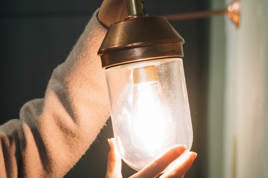 El uso de focos recargables o linternas es una medida en los cortes de luz.