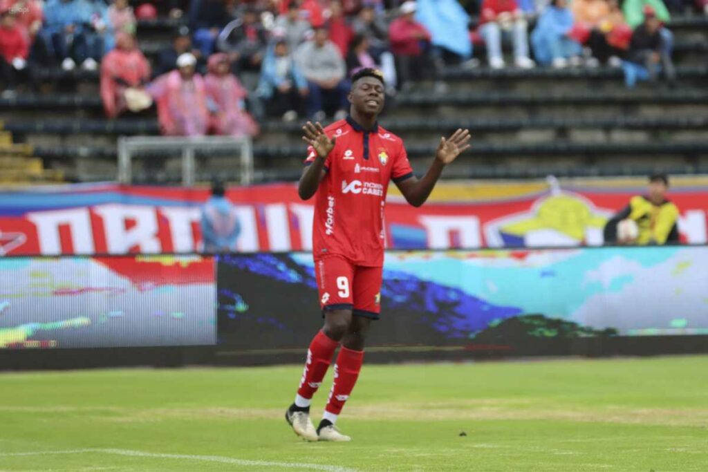 Alejandro Cabeza, jugador de El Nacional en la Copa Ecuador 2024.