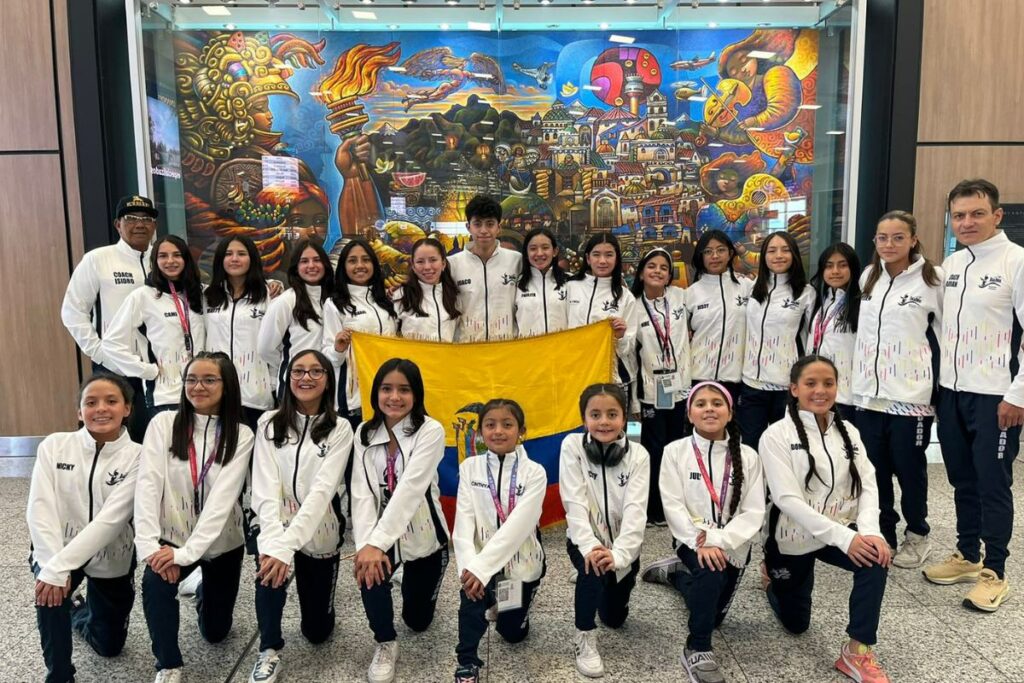El equipo de Ecuador que viajó a Lima al Campeonato Panam Aquatics de Natación Artística. 