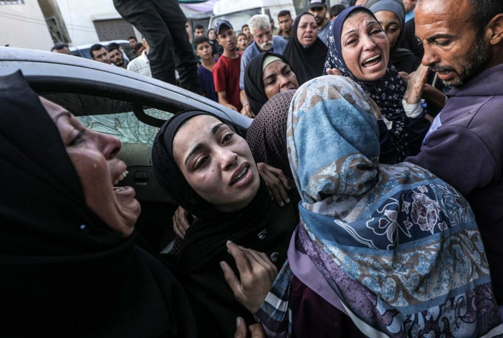 Una mujer palestina (C), madre del bebé de un año y medio asesinado Yaman Al Zaneen, llora durante su funeral en Deir al Balah, en el centro de la Franja de Gaza.