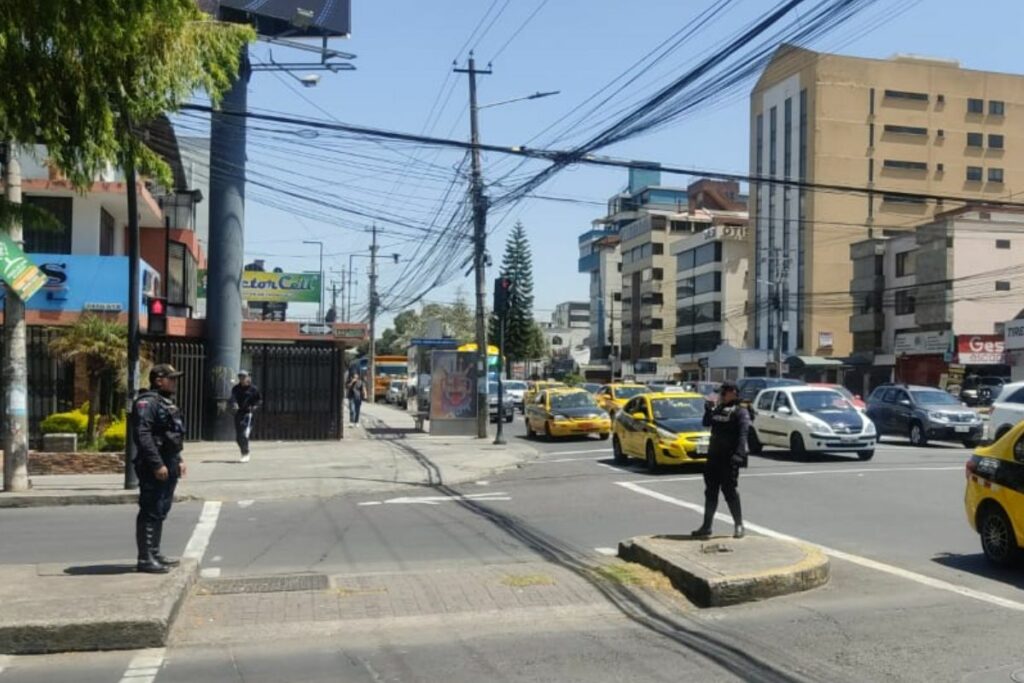 Los agentes metropolitanos vigilan el cumplimiento de la medida en Quito.