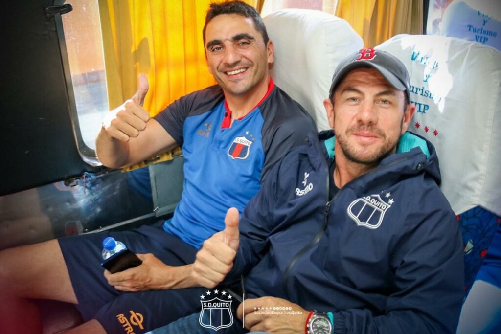 Jorge Iván Mancheno (der.) con el histórico del deportivo Quito Martín Mandra. 