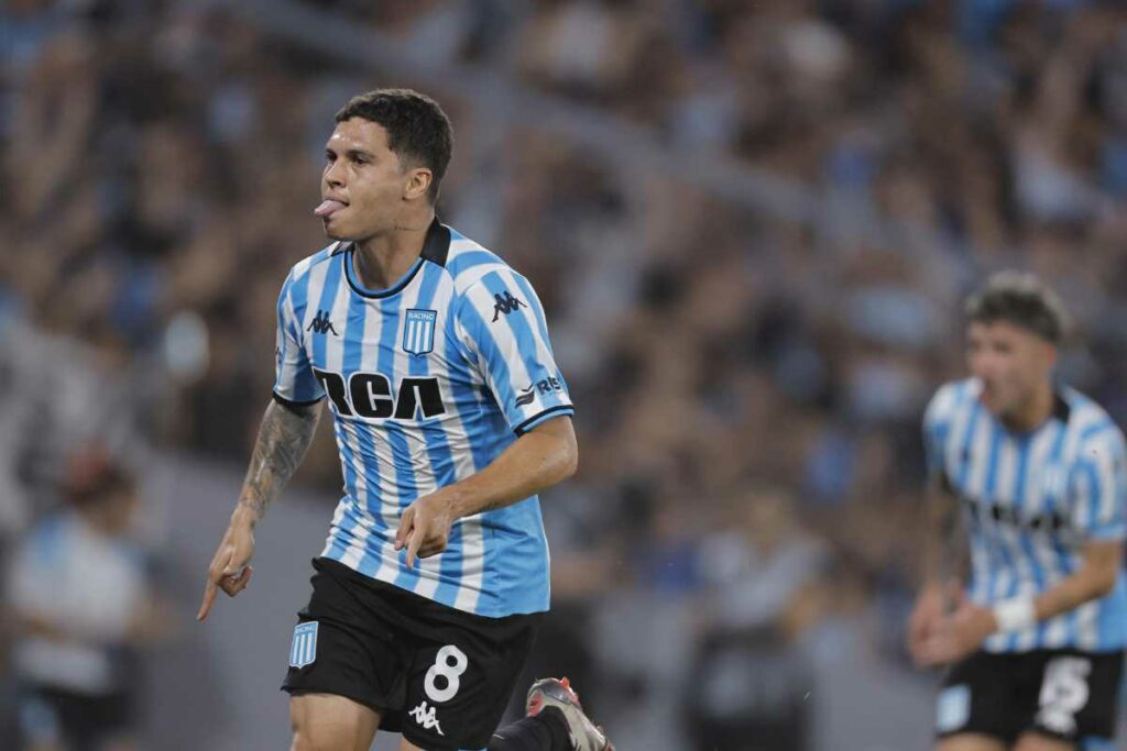Juan Fernando Quintero de Racing celebra un gol ante Corinthians en un partido de las semifinales de la Copa Sudamericana entre Racing y Corinthians.