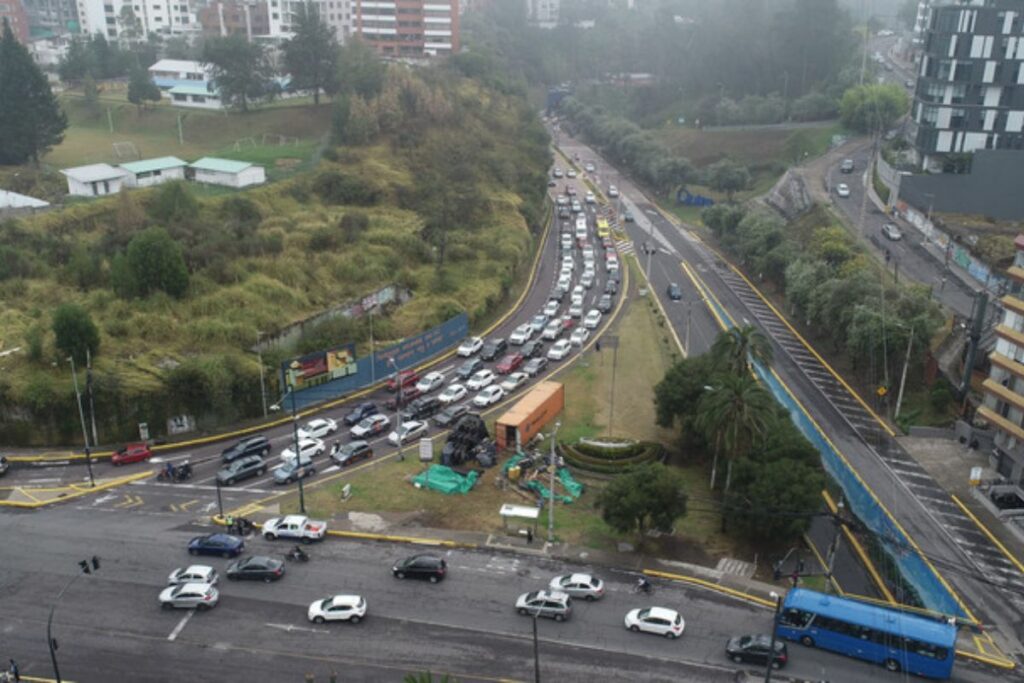 El Pico y placa se aplica en Quito para tratar de controlar el tránsito.