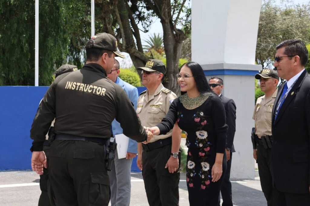 Este 21 de octubre se presentó al equipo policial que cuidará a binomios presidenciales. En la foto, Diana Atamaint, presidenta del CNE.