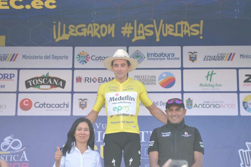Óscar Sevilla (centro) celebra su triunfo en la primera etapa de la Vuelta a Ecuador.