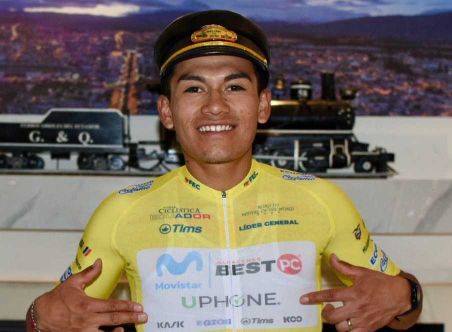 Brayan Obando del Team Movistar Best PC con el jersey amarillo al líder de la clasificación general.