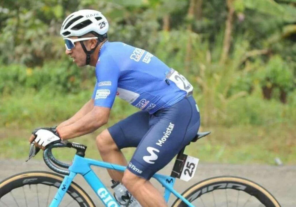 Bayron Guamá con la camiseta al ciclista combativo en la Vuelta al Ecuador 2024.