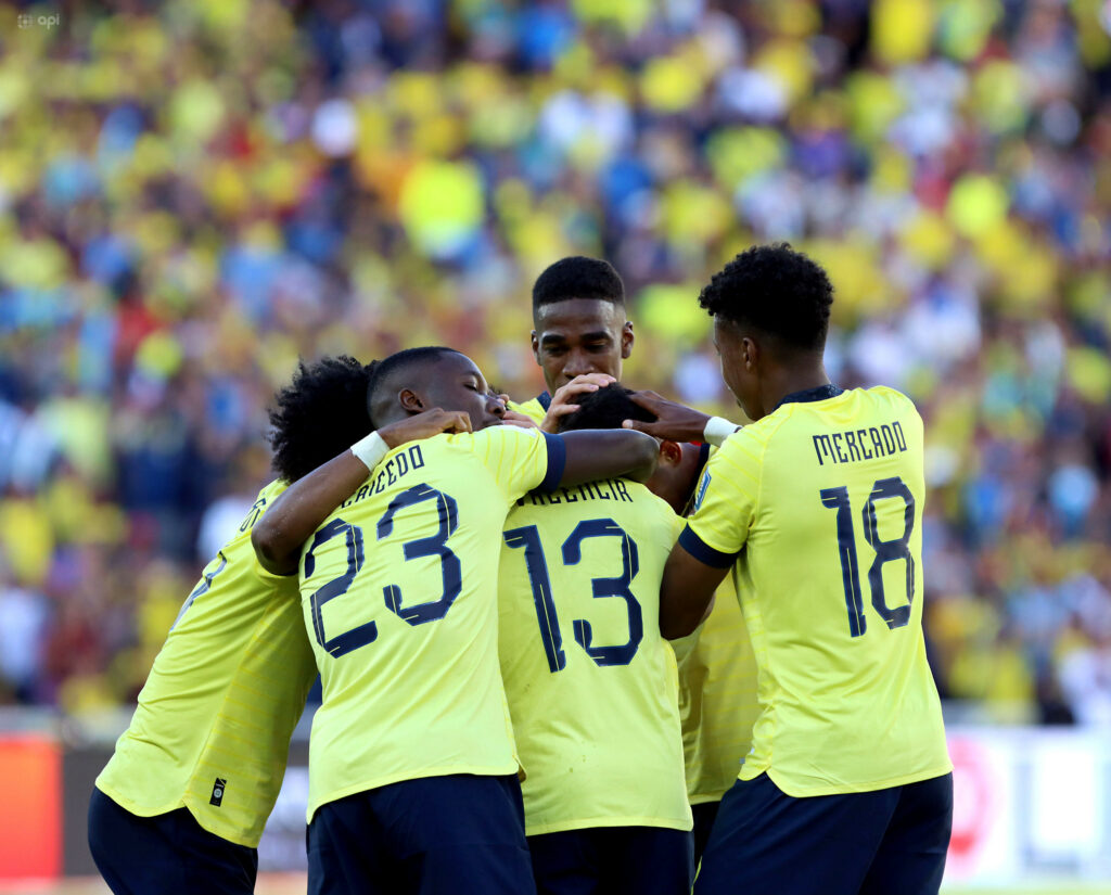 Jugadores de la Selección de Ecuador celebran un gol en eliminatorias.