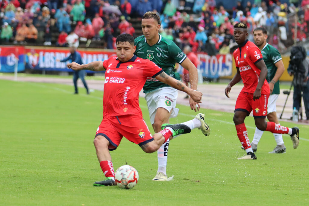 Mario Pineida, defensa de El Nacional, en las semifinales de la Copa Ecuador.