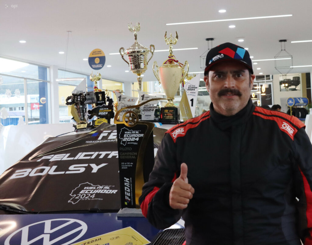 Alfonso Quito en la premiación de la Vuelta al Ecuador 2024.