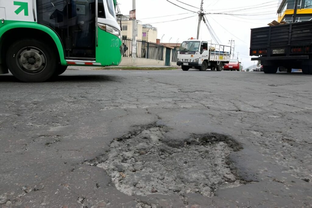 Los ciudadanos afirman que tienen que esquivar los baches mientras conducen en Quito.
