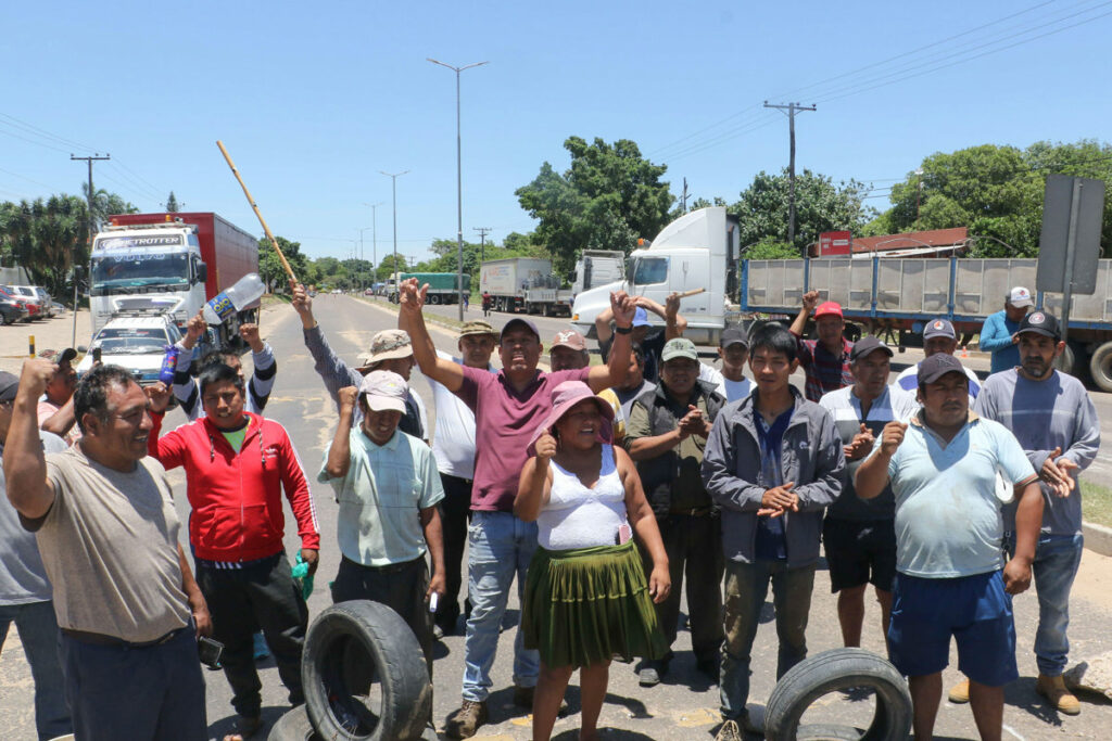 Transportistas bloquean una calle este miércoles en Santa Cruz en Santa Cruz (Bolivia).
