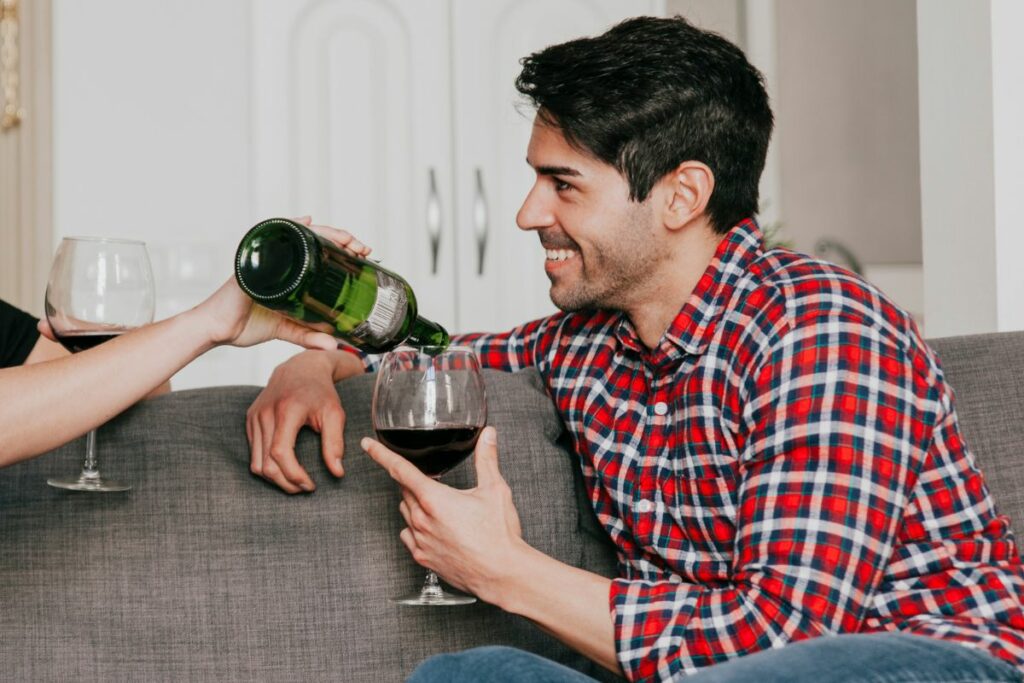 El vino tinto, una tradición milenaria de celebración. Foto: Freepik.