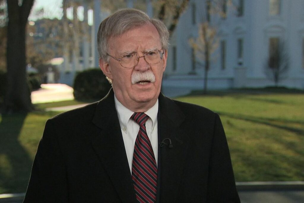John Bolton fue asesor de Seguridad Nacional de Donald Trump. Ahora es su rival.