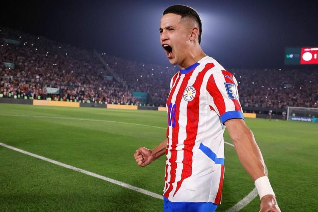 Álex Arce celebra un triunfo de la Selección de Paraguay que dirige Gustavo Alfaro.