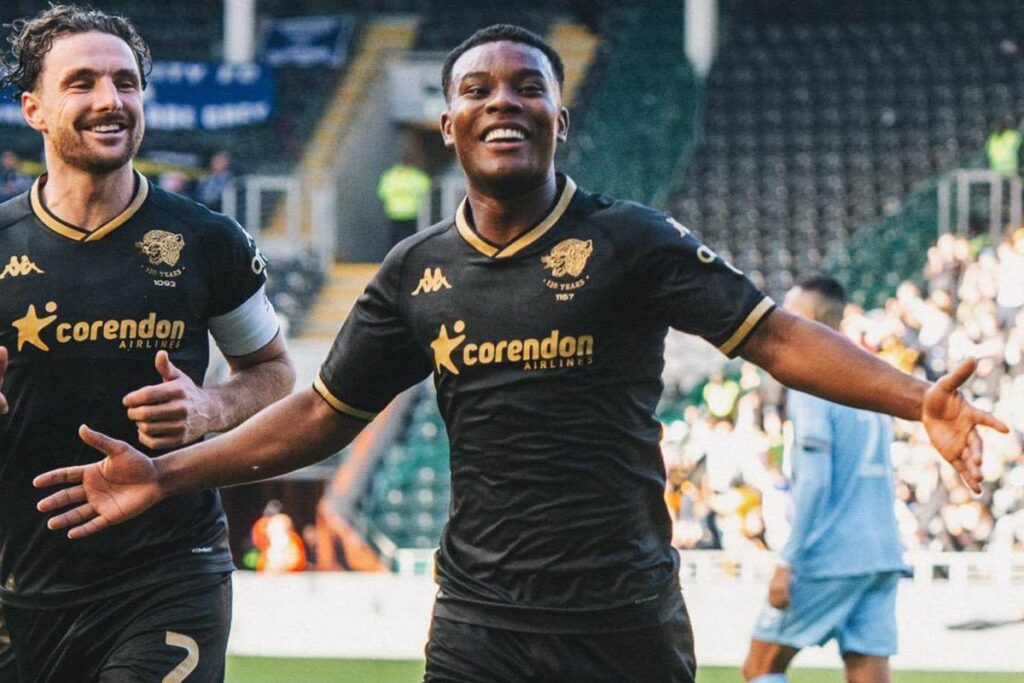 Óscar Zambrano celebra un gol con el Hull City en la Championship.