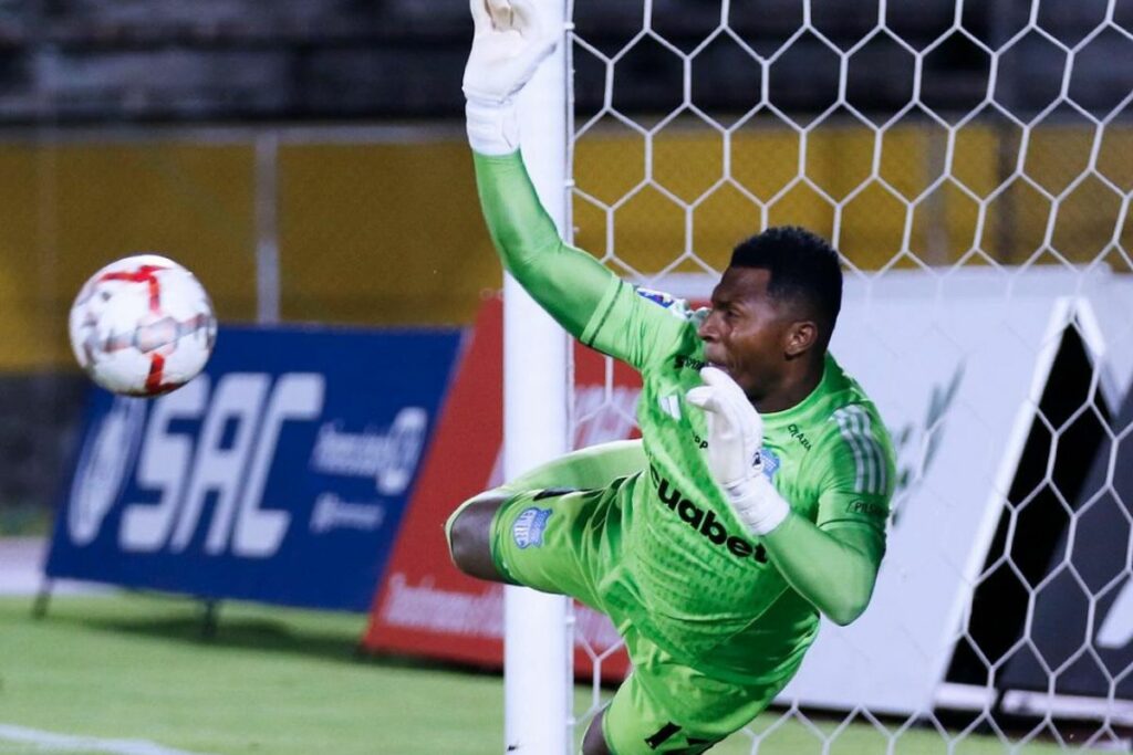 Pedro Ortiz, arquero de Emelec, en un partido de la escuadra.