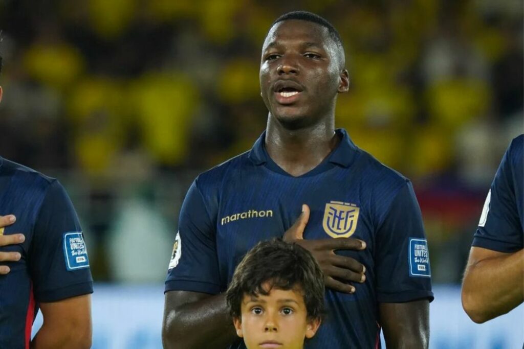 Moisés Caicedo, volante de la Selección de Ecuador, en su partido contra Colombia.
